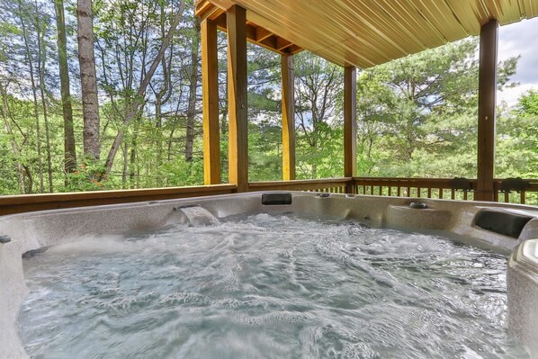 Apartment | Outdoor spa tub