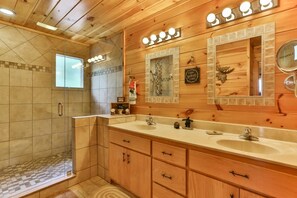 Apartment | Bathroom - CHEROKEE SUNRISE LODGE Apartment 4 NEVAEH CABIN RENTALS (Mineral Bluff)