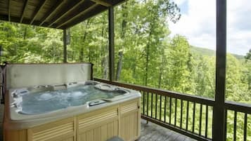 Apartment | Outdoor spa tub