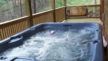 Apartment | Outdoor spa tub