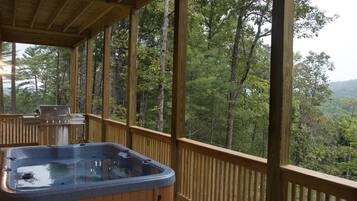 Apartment | Outdoor spa tub