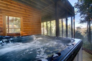 Apartment | Outdoor spa tub