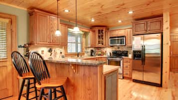 Apartment | Private kitchen | Fridge, microwave, oven, stovetop