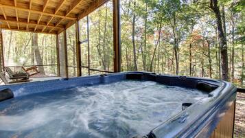 Apartment | Outdoor spa tub