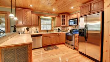 Apartment | Private kitchen | Fridge, microwave, oven, stovetop