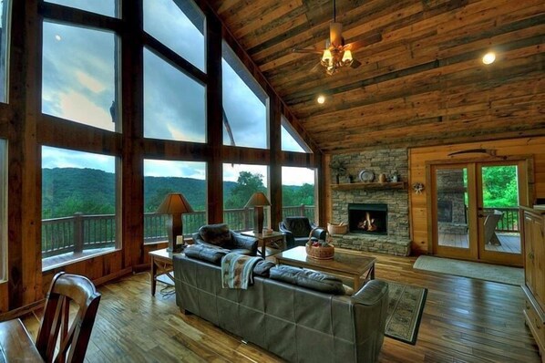 Departamento | Área de sala de estar | Televisión y chimenea