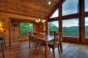 In-room dining - Wild Things Nevaeh Cabin Rentals (Blue Ridge)