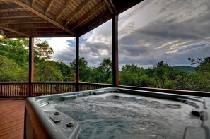 Apartment | Outdoor spa tub