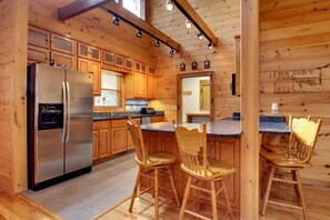 Huoneisto | Yksityinen keittiö | Jääkaappi, mikroaaltouuni, uuni, liesi