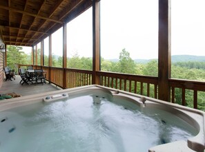 Apartment | Outdoor spa tub