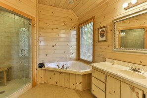 Apartment | Bathroom - Eagles Breeze Nevaeh Cabin Rentals (Ringgold)