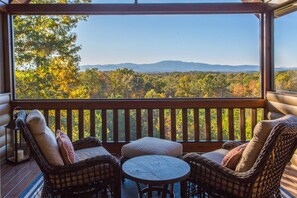 Balcony - Eagles Breeze Nevaeh Cabin Rentals (Ringgold)
