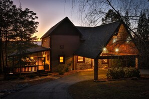 Front of property – evening/night - Eagles Breeze Nevaeh Cabin Rentals (Ringgold)