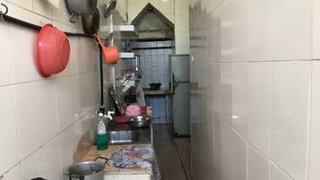 Double Room | Private kitchenette | Shared fridge, microwave