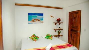 Quarto casal standard | Frigobar, cortinas blackout, berços (sobretaxa), Wi-Fi de cortesia
