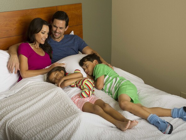 شقة إستديو عادية - سريران كبيران - بمطبخ | مكتب ومساحة عمل للكمبيوتر المحمول ومكواة/لوح كي وواي فاي مجانًا