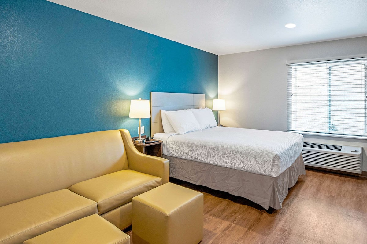 Standard Room, 1 Queen Bed with Sofa bed, Non Smoking (1 Person Sofa Bed) | Desk, laptop workspace, iron/ironing board (on request), WiFi (free)