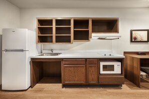 Habitación, 2 camas Queen size, con acceso para personas discapacitadas, para no fumadores | Cocina privada | Refrigerador con congelador, microondas y parrilla de estufa 