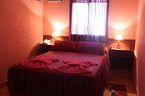 Desk, iron/ironing board (on request), WiFi (free), bed sheets - Hosteria Maryland (Posadas)