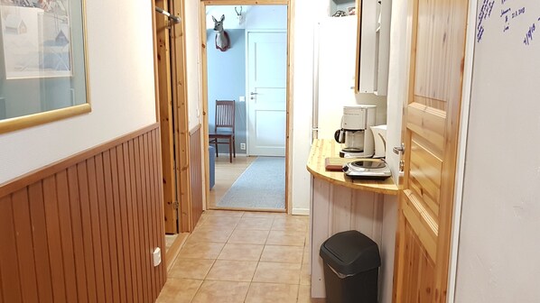 Apartment, 3 Schlafzimmer | Gemeinschaftsküche | Kühlschrank, Mikrowelle, Herdplatte, Wasserkocher mit Kaffee-/Teezubehör