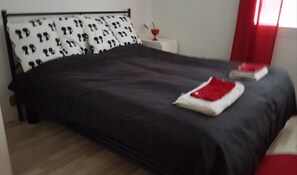 Apartment, 3 Schlafzimmer | 3 Schlafzimmer, Schreibtisch, Verdunkelungsvorhänge