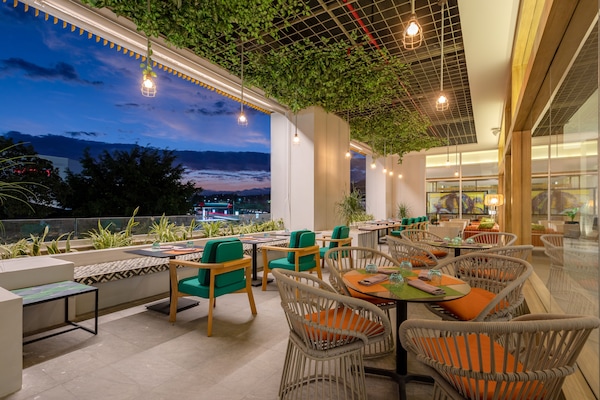 Breakfast, lunch, dinner served; seafood