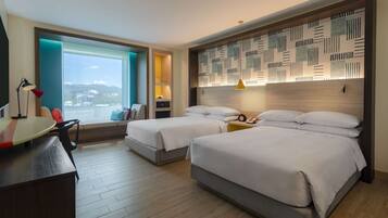 Zimmer, 2 Doppelbetten (Atrium View) | Bettwäsche aus ägyptischer Baumwolle, hochwertige Bettwaren, Minibar