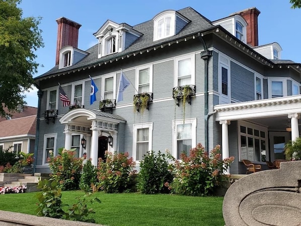 Exterior - 300 Clifton (Minneapolis)