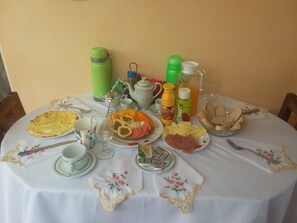 Petit déjeuner composé de spécialités régionales (5 USD par personne)
