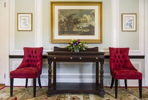 Lobby sitting area - Anne's White Columns Inn (Bar Harbor)