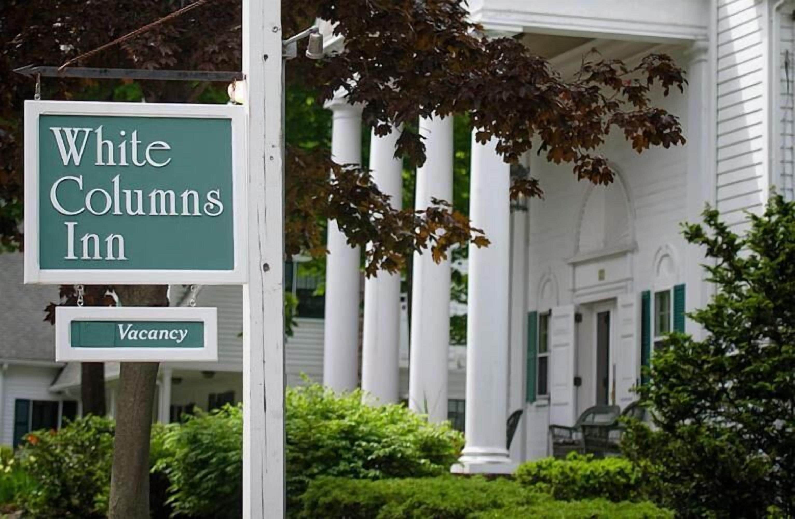 Schild für das White Columns Inn mit Zimmer frei-Hinweis.