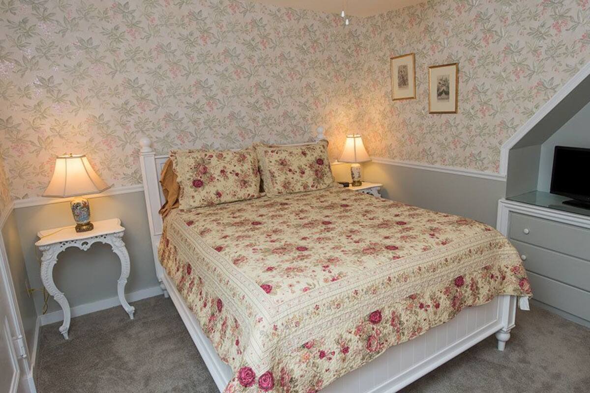 Old Farm | Premium bedding, pillowtop beds, blackout drapes