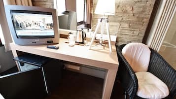 Premium bedding, in-room safe, blackout drapes, free cribs/infant beds