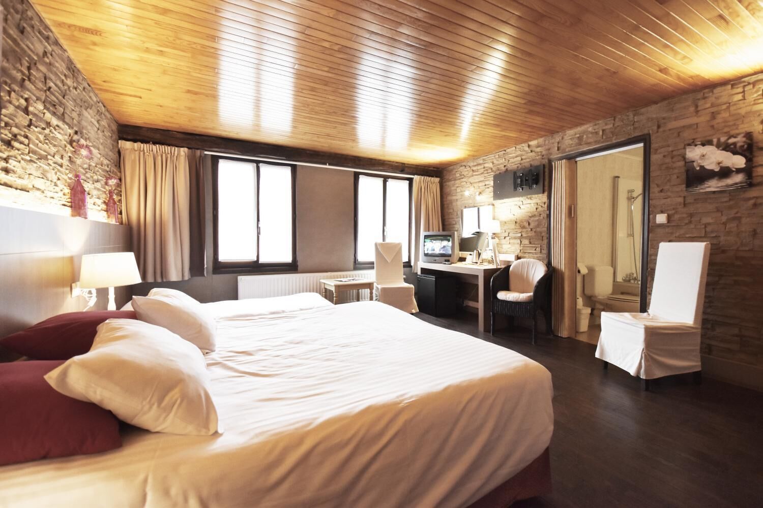 Premium bedding, in-room safe, blackout drapes, free cribs/infant beds