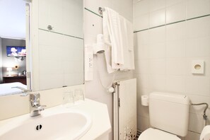Free toiletries, hair dryer, towels - Hôtel Le Relais (Spa)