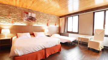 Premium bedding, in-room safe, blackout drapes, free cribs/infant beds