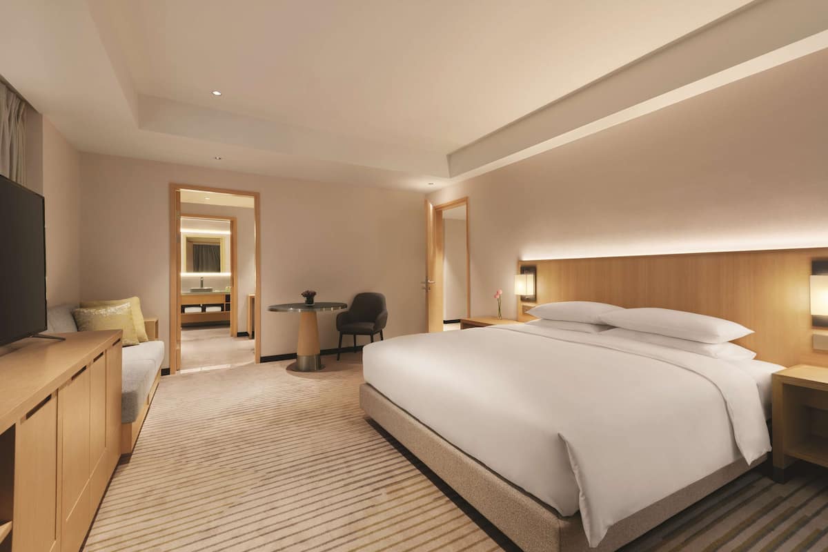Suite King Bed-with sofa bed | Seprai premium, selimut bulu angsa, minibar, dan brankas