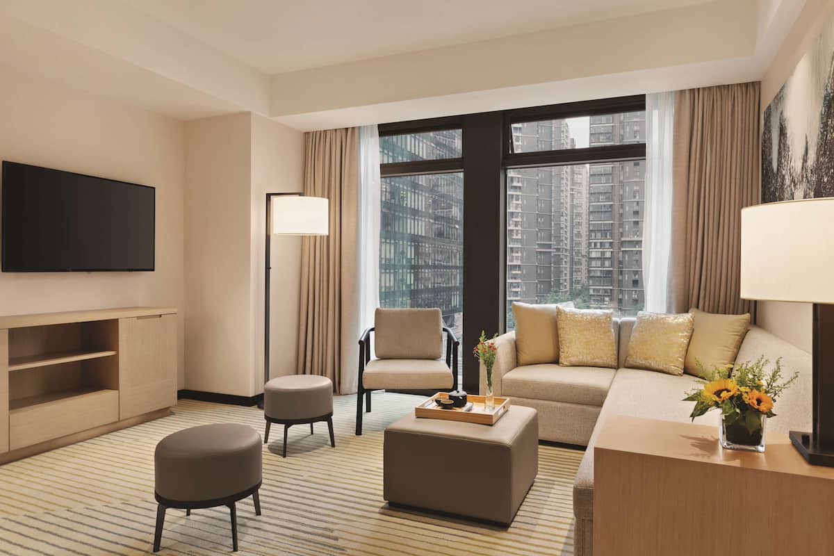 Suite Two Twin Beds-with sofa bed | Seprai premium, selimut bulu angsa, minibar, dan brankas