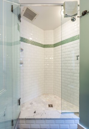 Cranberry Isles Room (Detached Bathroom) | Badezimmer | Kostenlose Toilettenartikel, Haartrockner, Bademäntel, Handtücher