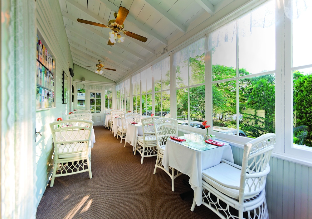 The Elmhurst Inn by null