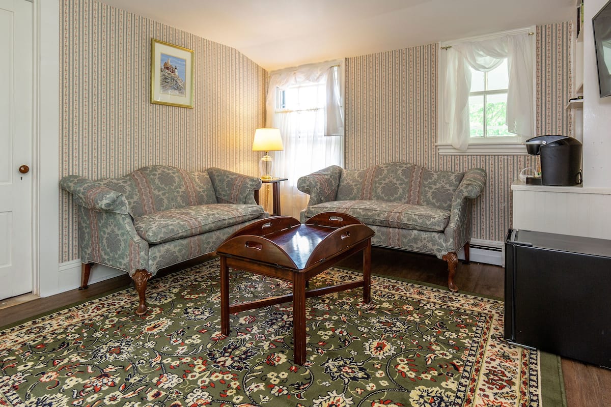 Eagle Lake Suite | Iron/ironing board, WiFi (free), individually decorated