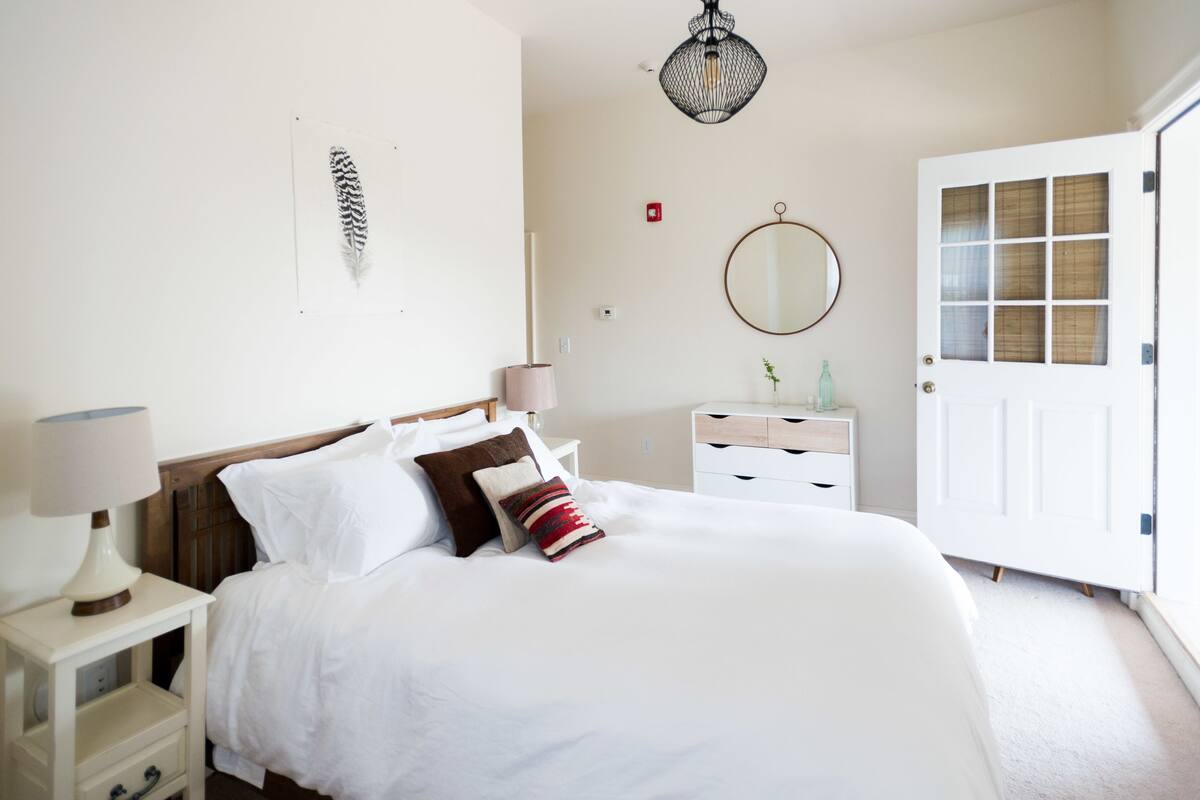 Standard Room, 1 Queen Bed | Egyptian cotton sheets, premium bedding, individually decorated