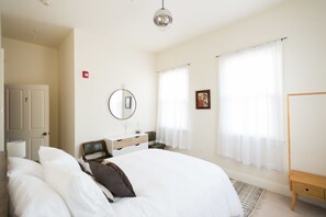 Standard-huone, 1 keskisuuri parisänky | Kylpyhuone | Suihkun ja ammeen yhdistelmä, syvä kylpyamme, hiustenkuivaaja, pyyhkeet