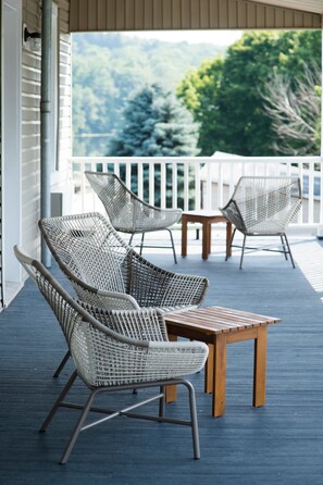 Standard-huone, 1 keskisuuri parisänky, osittainen järvinäköala | Egyptinpuuvillaiset lakanat, ylelliset vuodevaatteet