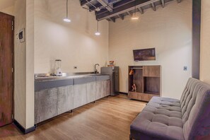 Apartment, 2 Schlafzimmer, Terrasse | Wohnzimmer | Flachbildfernseher