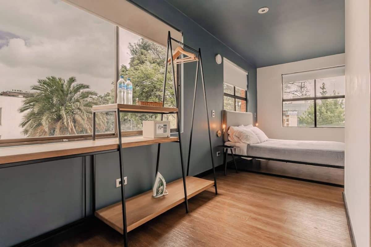 Habitación doble | Escritorio y espacio para trabajar con un portátil
