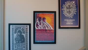 Trois affiches encadrées sont accrochées au mur.