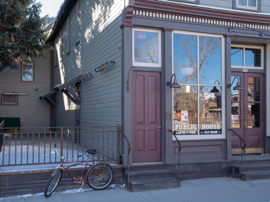 En byggnad med en skylt där det står ”ÖLSERVERING” och ”LOFT – PUB – ÖLBAR”.