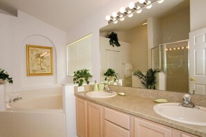 Talo, 4 makuuhuonetta (3 Bathroom - 8064) | Kylpyhuone | Pyyhkeet