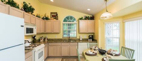 House, 4 Bedrooms (3 Bathroom - 8064) | Private kitchen | Fridge, microwave, oven, stovetop